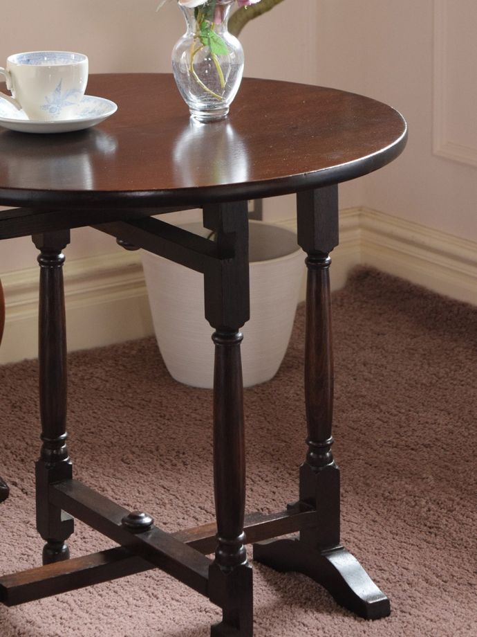 おしゃれなアンティークのテーブル