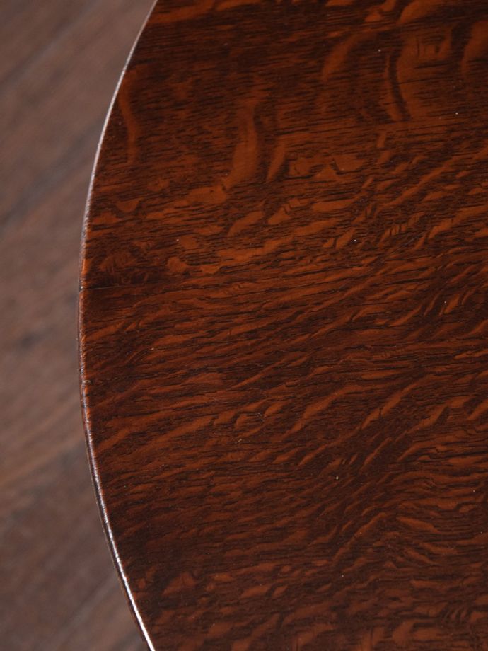 アンティークテーブルらしい木目