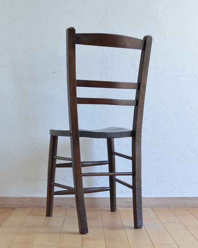 アンティークの椅子の後ろ姿