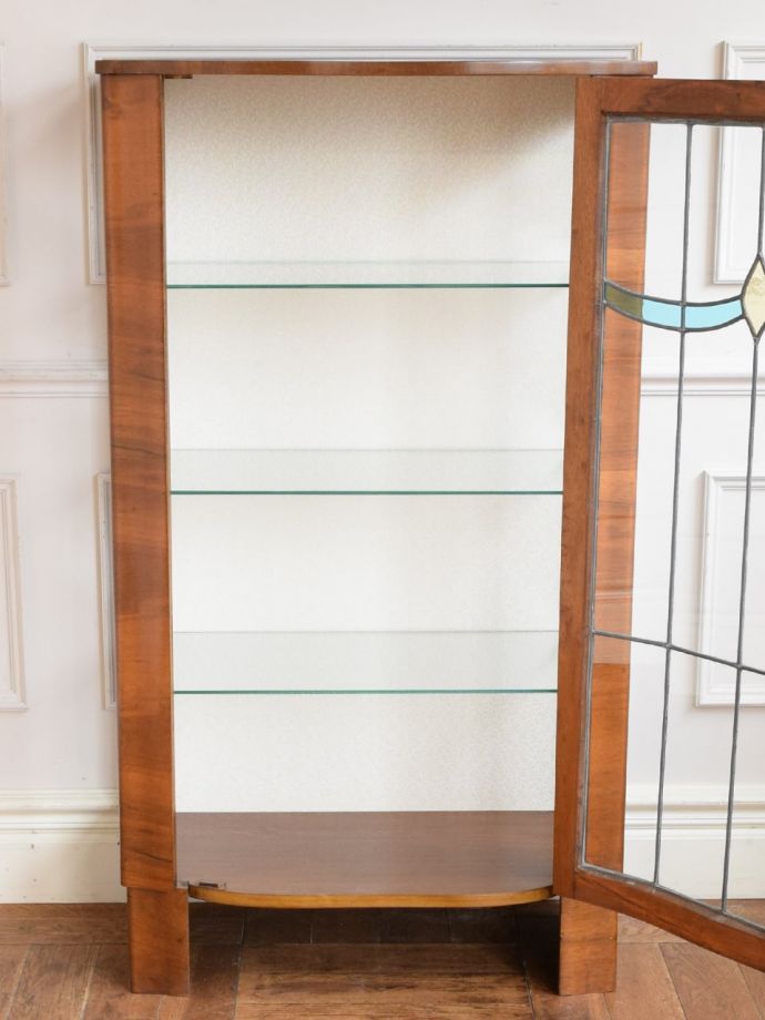 ガラスキャビネットの扉の中