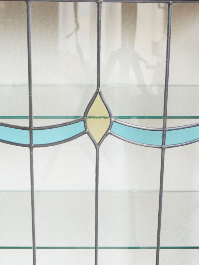 キャビネットの美しいガラス扉