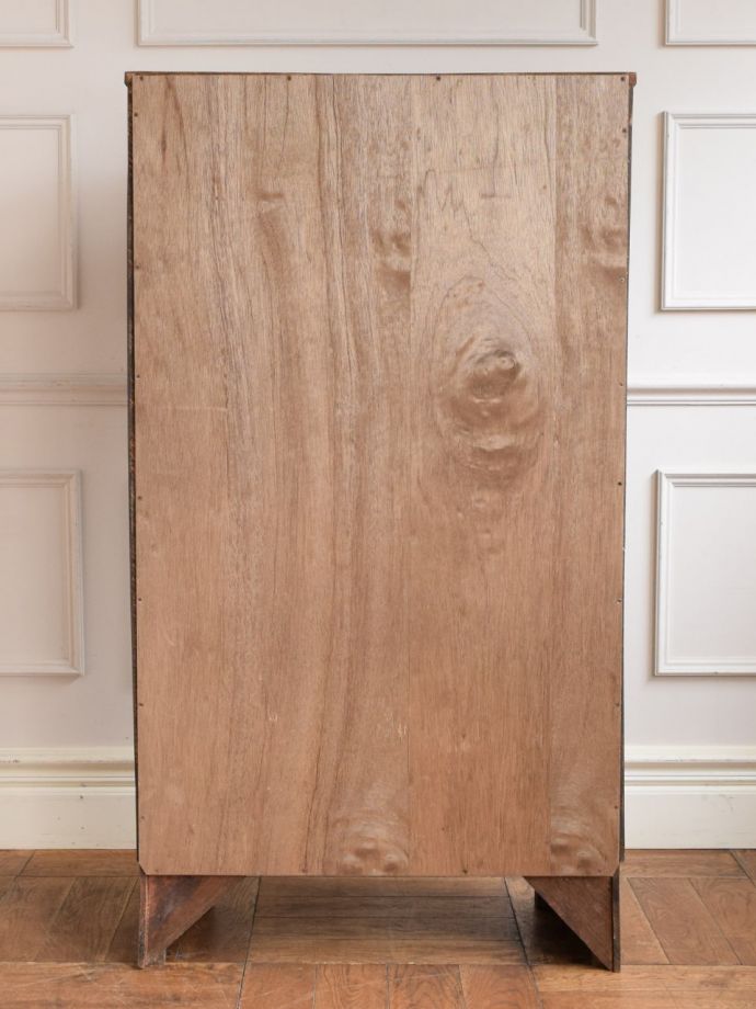 キャビネットの後ろ姿