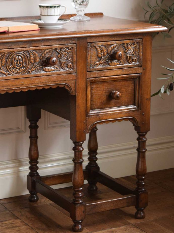 アンティーク家具らしさが漂うデスク