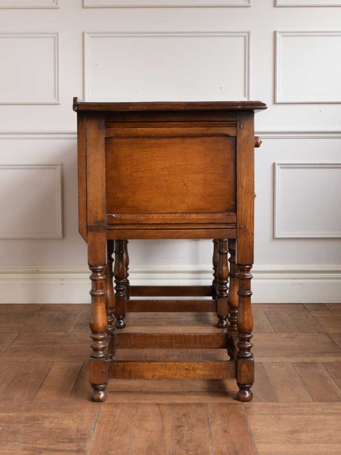 書斎デスクの側面