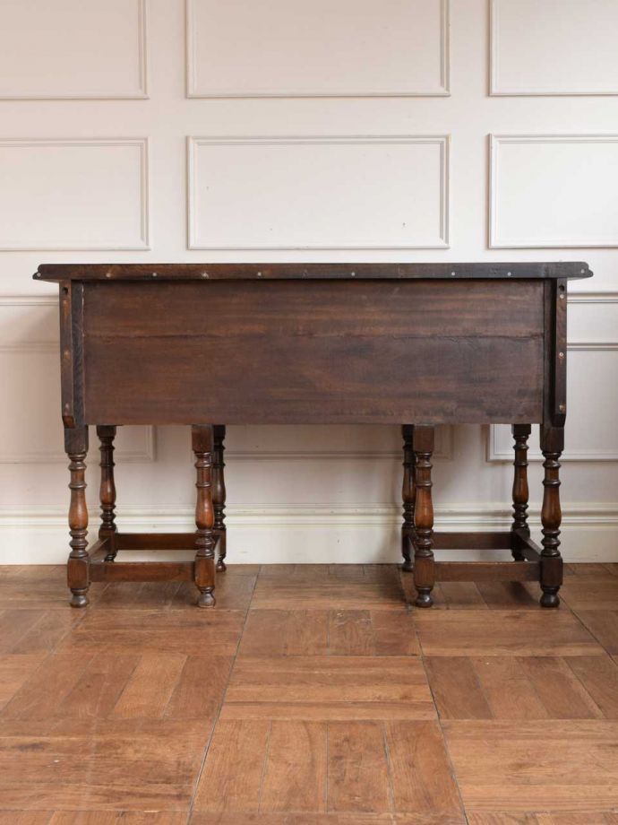 アンティークデスクの後ろ姿