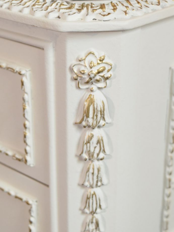 フランスアンティーク家具らしい装飾