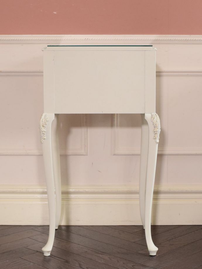 チェストの後ろ姿