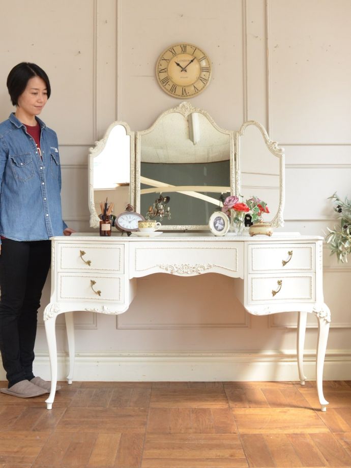 フランスのおしゃれなアンティークのドレッサー