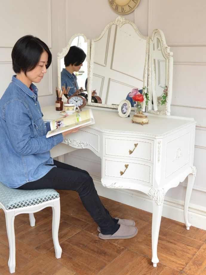 便利に使えるアンティークのドレッサー