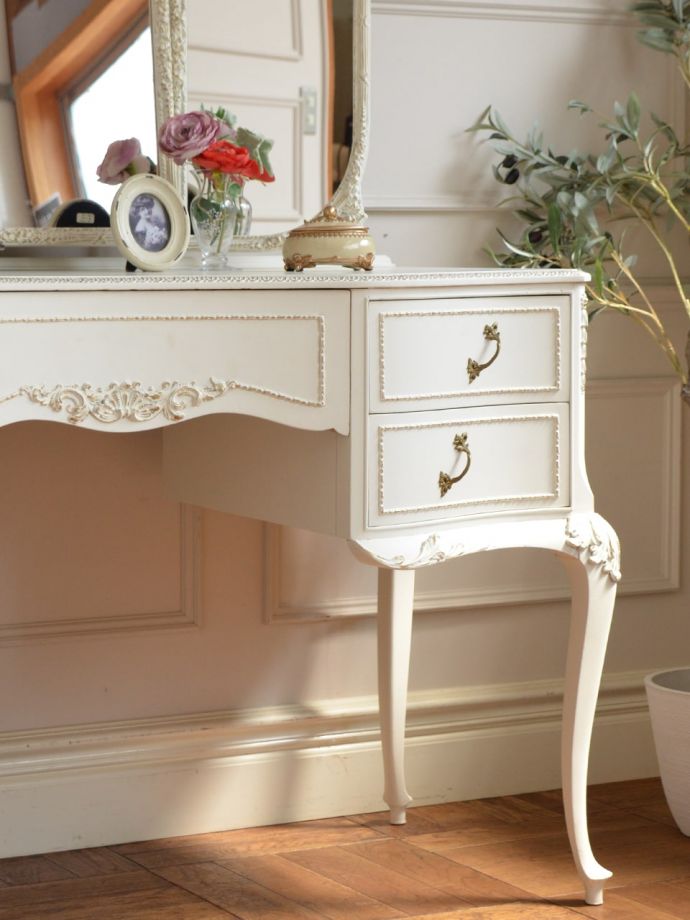 フランスらしいドレッサーの装飾