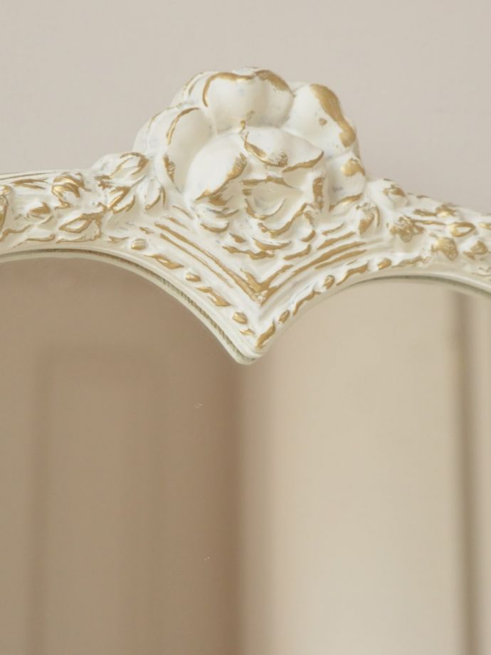 アンティーク家具らしい装飾