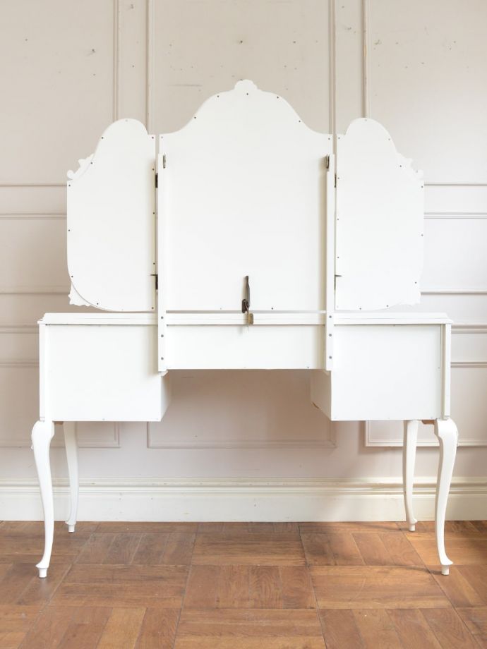 ドレッサーの後ろ姿