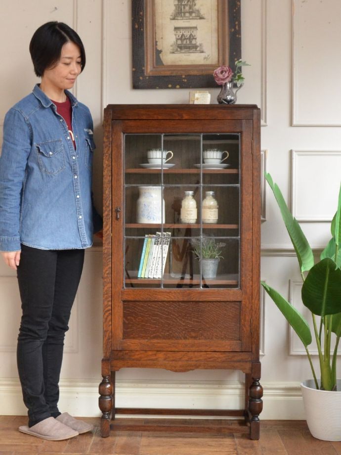 英国アンティークのガラスキャビネット