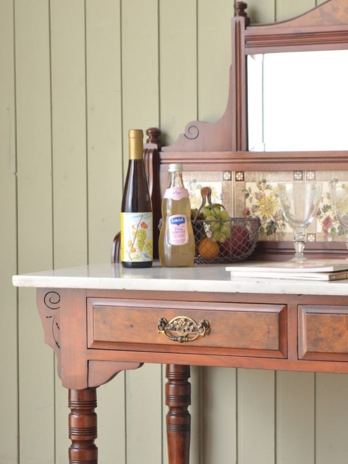 アンティーク家具でしか手に入らないキャビネット