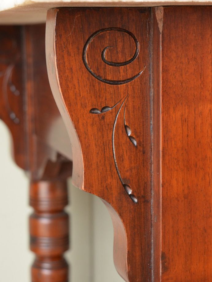 英国アンティーク家具らしい装飾