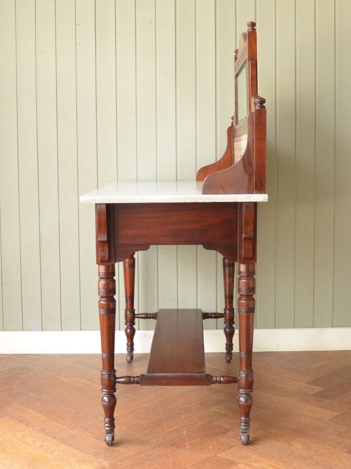 ウォッシュスタンドの側面