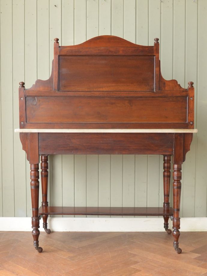 キャビネットの後ろ姿