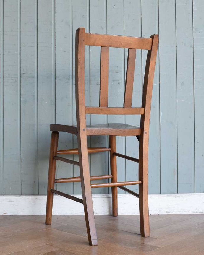 アンティークの椅子の後ろ姿