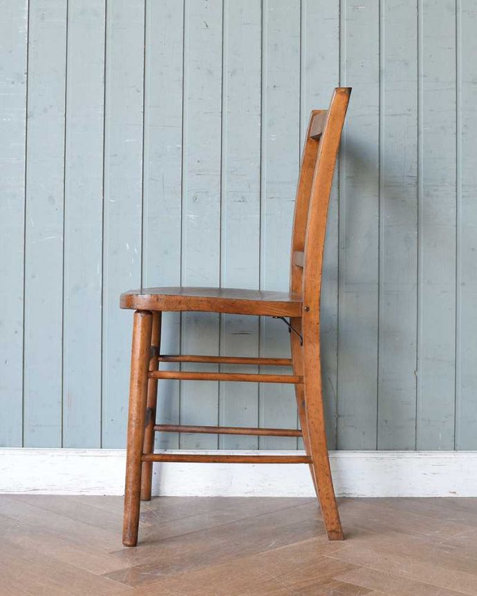 スクールチェアの横顔