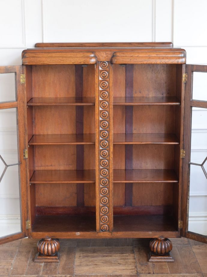 アンティークキャビネットの扉の中