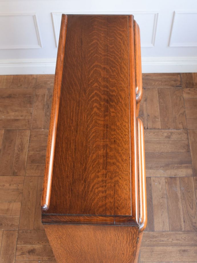 アンティークのキャビネットの天板