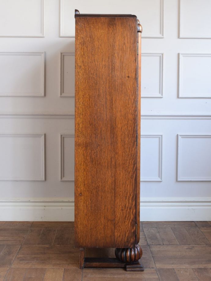 キャビネットの側面