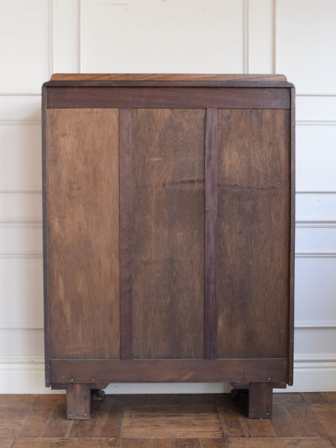 キャビネットの後ろ姿