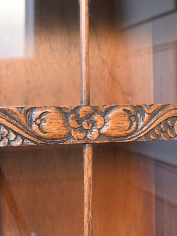 英国アンティーク家具らしい装飾