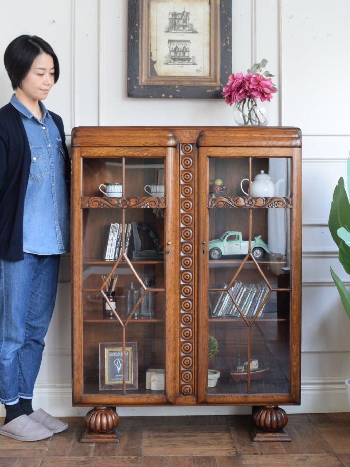 英国アンティークのキャビネット