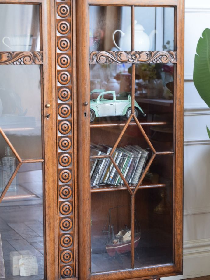 アンティーク家具らしさが漂うキャビネット