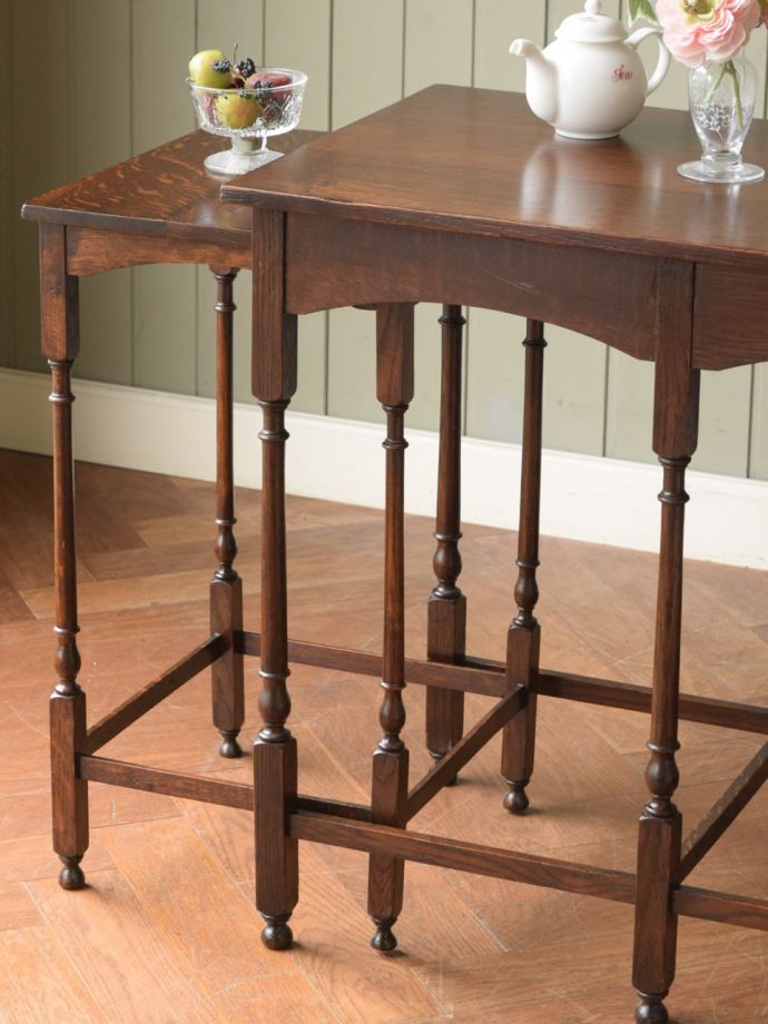 アンティーク家具らしさが漂うネストテーブル