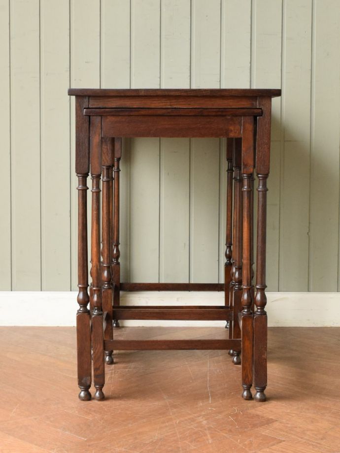 アンティークテーブルの側面