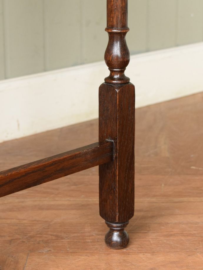 アンティークテーブルの脚