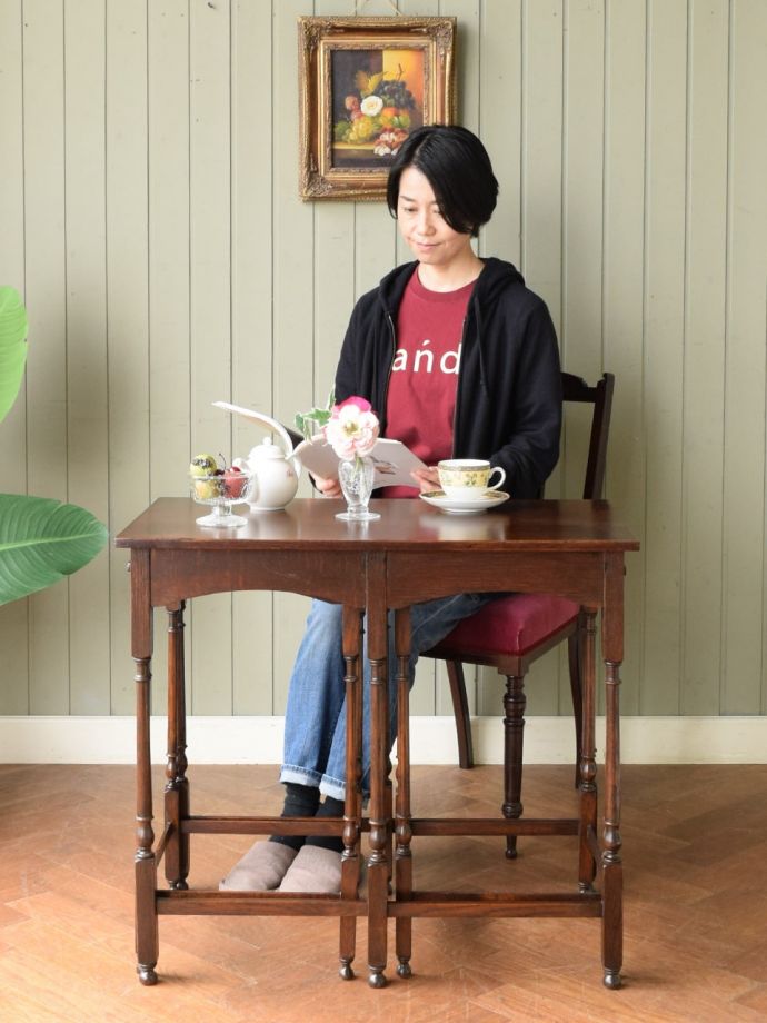 アンティークのネストテーブル