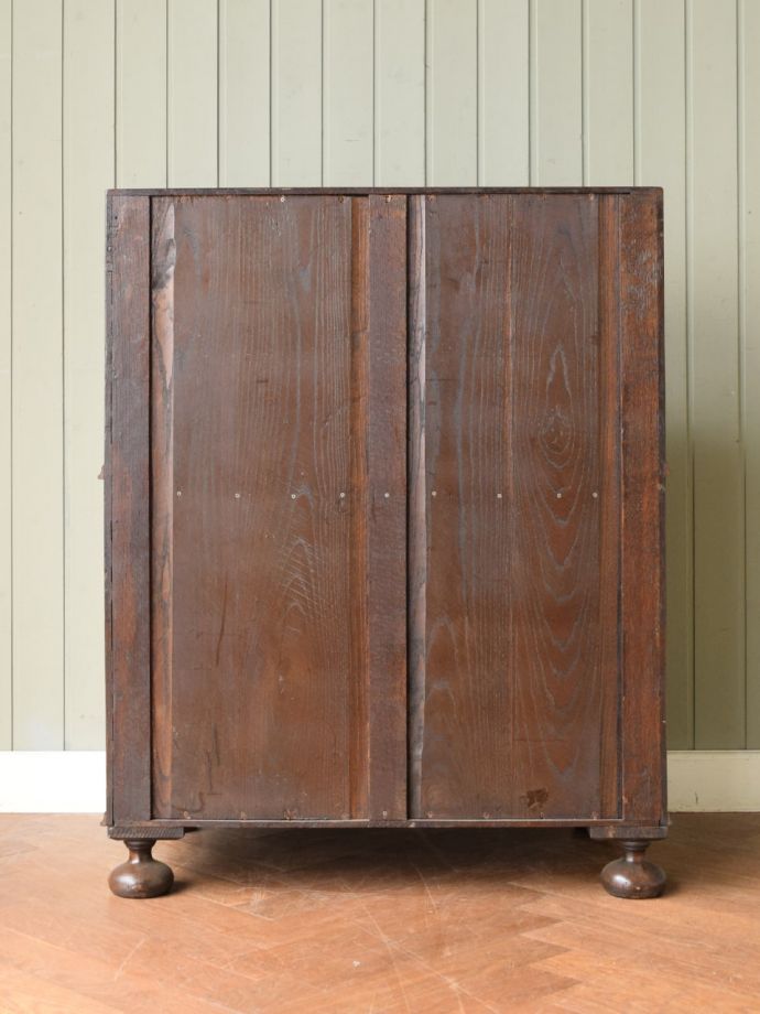 ライティングビューローの後ろ姿