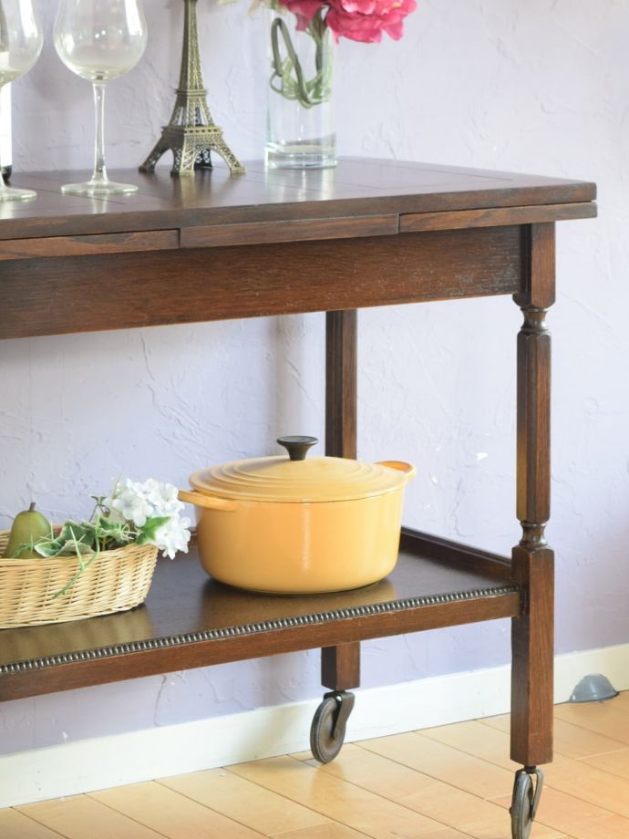 アンティーク家具らしさが漂うワゴン