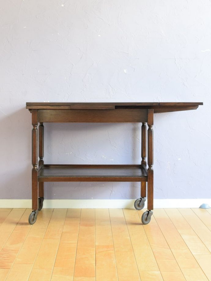 伸長式ワゴンを片方開くと