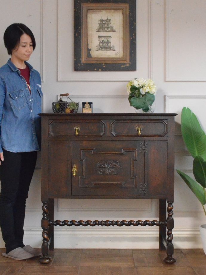 英国アンティークのサイドボード