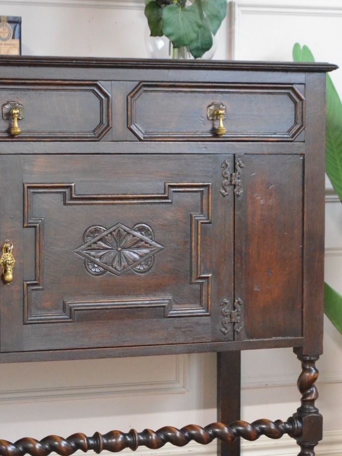 アンティーク家具らしさが漂う装飾