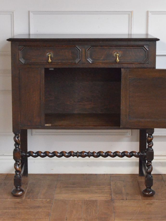 サイドボードの扉の中