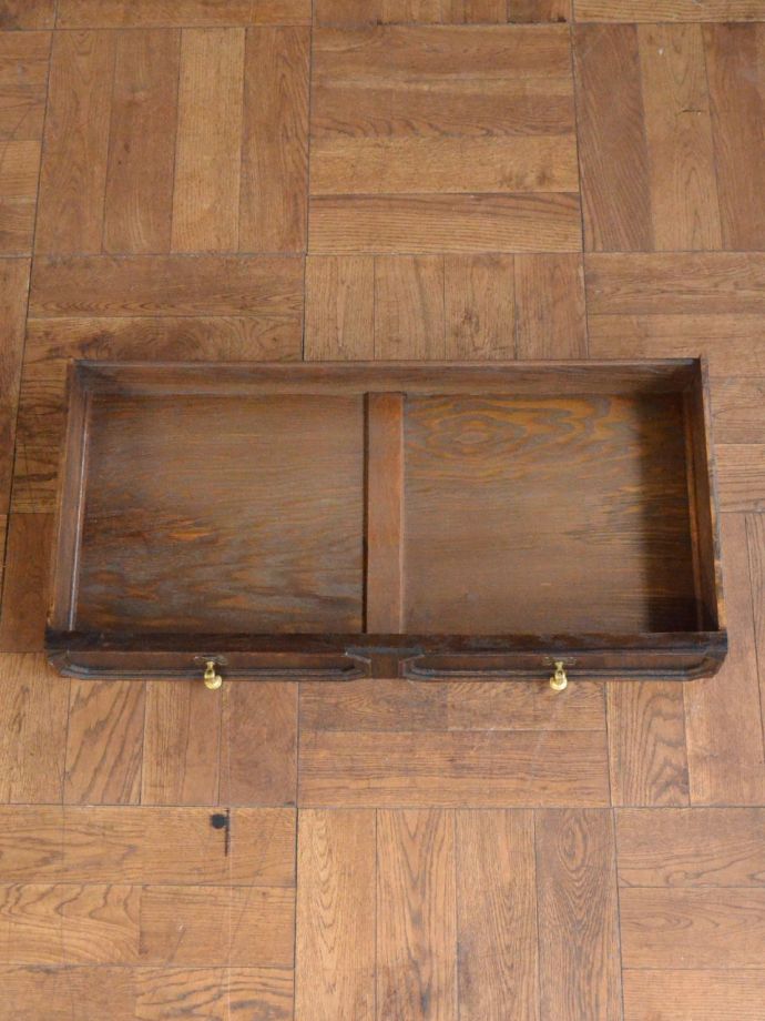 サイドボードの引き出しの中