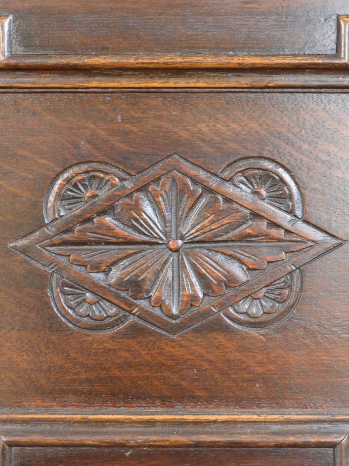 アンティーク家具の装飾