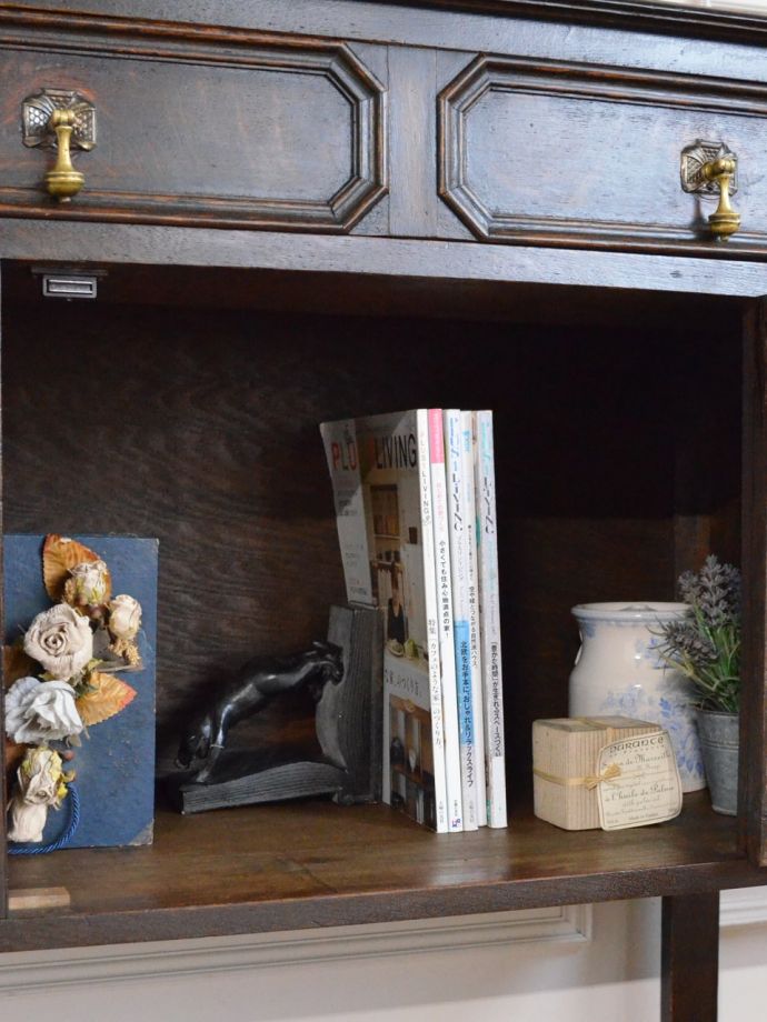 サイドボードの扉を開けると