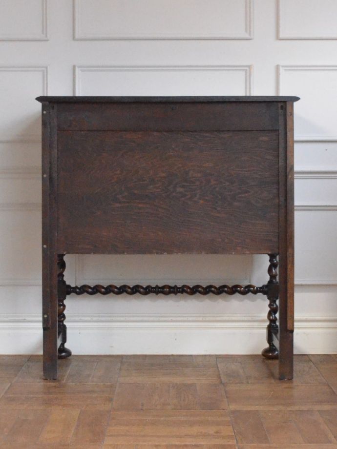 サイドボードの後ろ姿