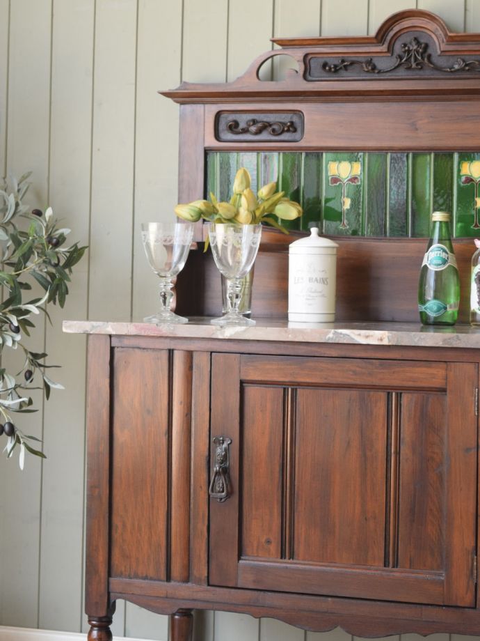 アンティーク家具でしか手に入らないキャビネット