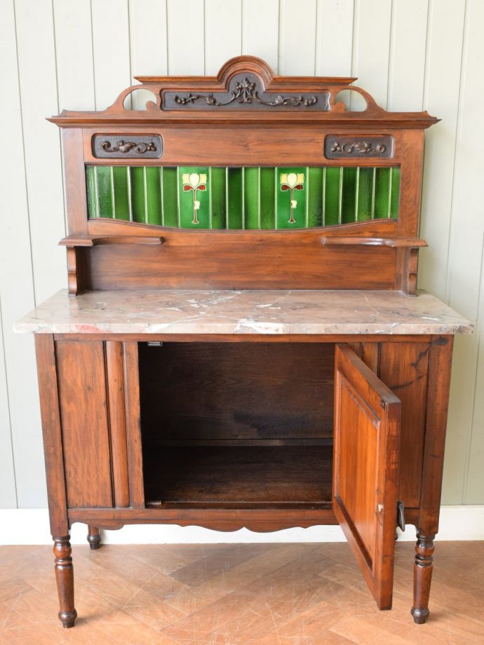 キャビネットの扉の中