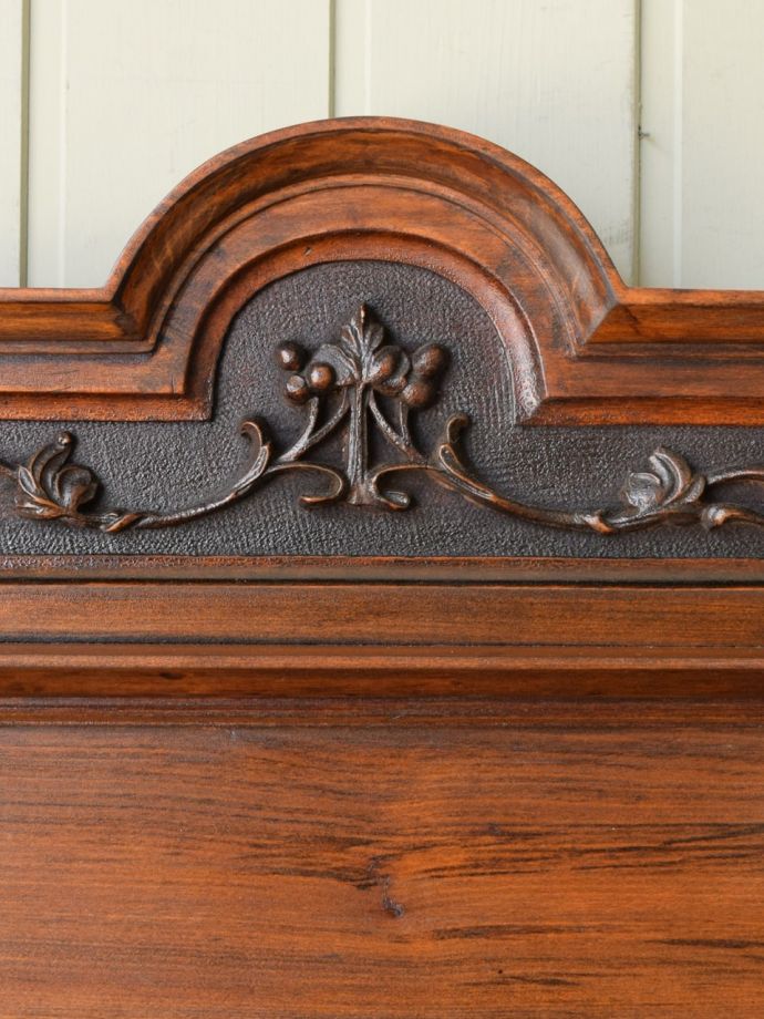 英国アンティーク家具らしい装飾