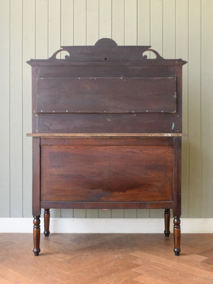 キャビネットの後ろ姿