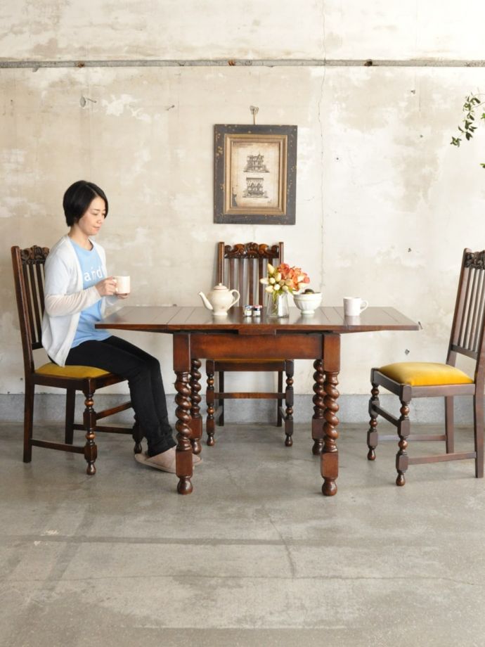 アンティークの伸長式テーブル