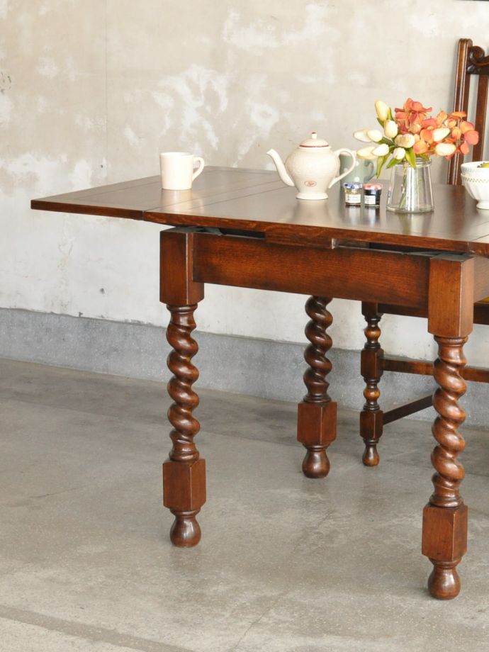 伸長式のおしゃれなアンティークテーブル